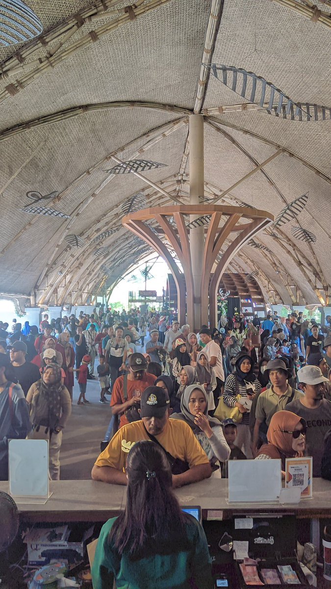 Ini antrian hari minggu kemarin di samsul safari eh solo safari