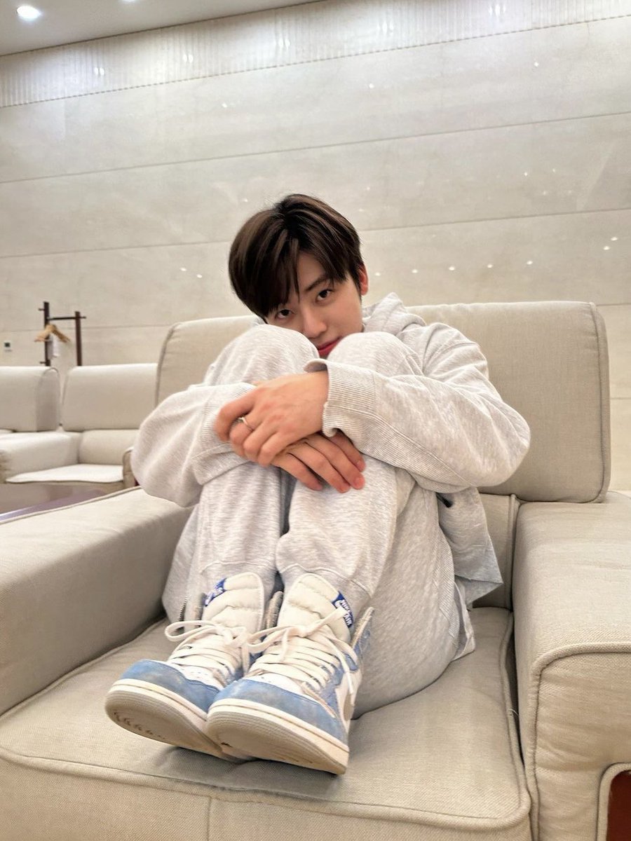 李J tweet media
