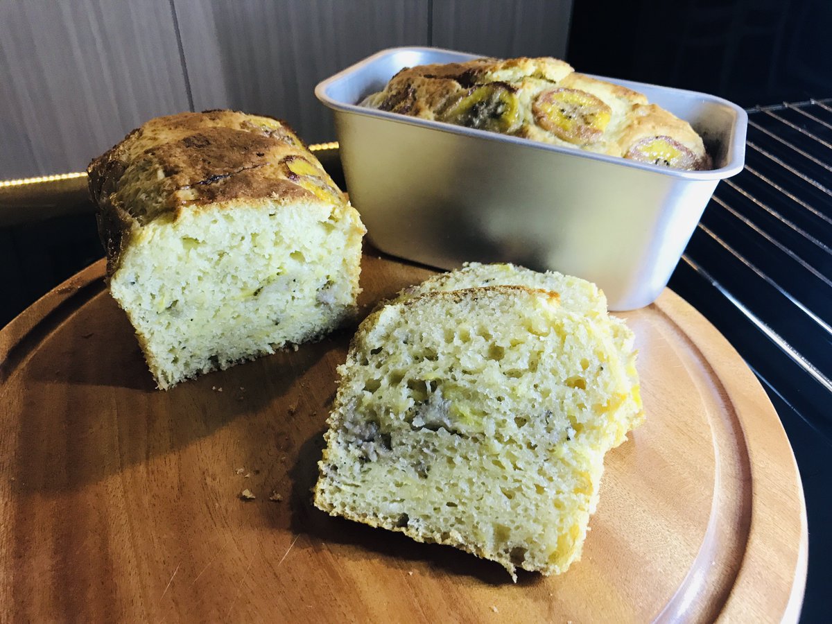 HuyenBookBy's tweet photo. Today I watched a cake rise in the oven, a naturally fermented banana cake. 
No baking soda, no baking powder.Let the dough rise overnight in the refrigerator. In the morning, let it rise at room temperature for another 4 hours and then bake. The cake is soft, moist and fragrant 🍌🍌🍌

#Cooking #ASMR #recipes