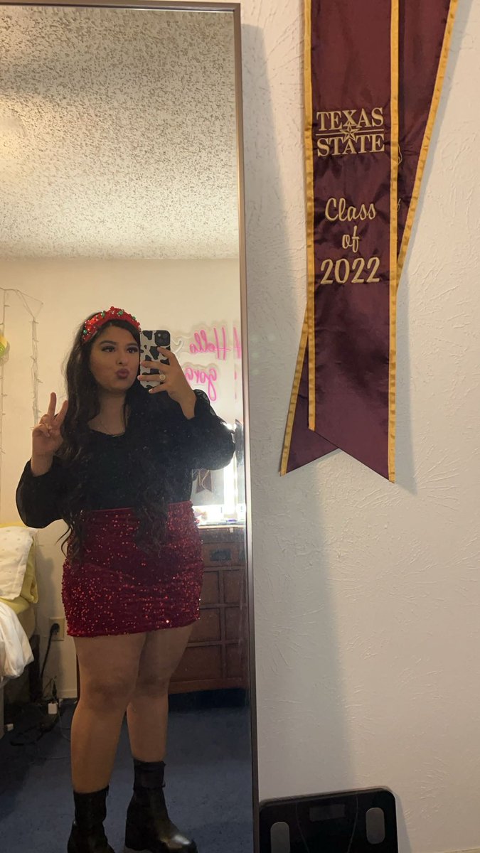 Meet me under the mistletoe!!🎄💋
