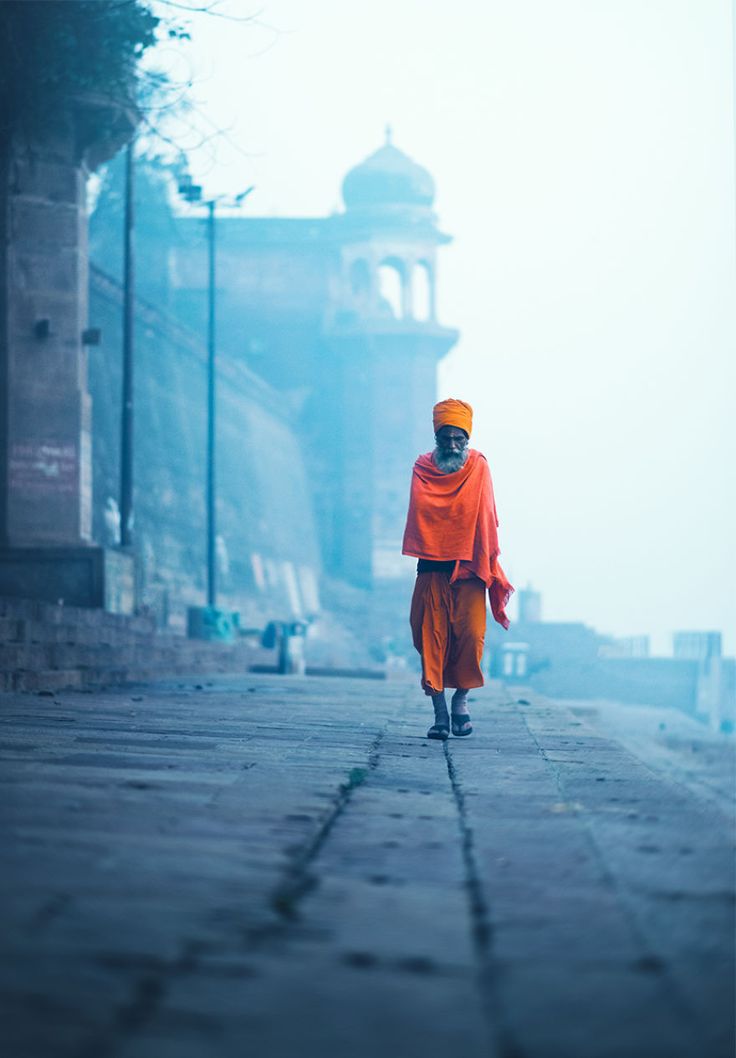 लहरों का शोर नहीं,  सागर का 'शान्त' सुनो
जीवन में कुछ बड़ा करना है, तो एकान्त चुनो

- प्रह्लाद पाठक