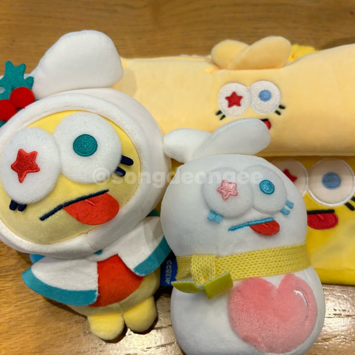 썸머에 이어서 윈터 크크루까지 너무너무 귀여움..🥹🩵
하얀 망토써서 더 귀여워지고 눈사람으로 변신한 울 토미 넘 귀여워서 잡아 머거😽
토미 얼굴이 담긴 파우치랑 세안밴드까지 이번 겨울 알차고 따뜻하게 보낼 수 있을 거 같아요🥰

#WINTER_CCREW
#윈터크크루_팝업스토어
#윈터크크루_겨울이왔다