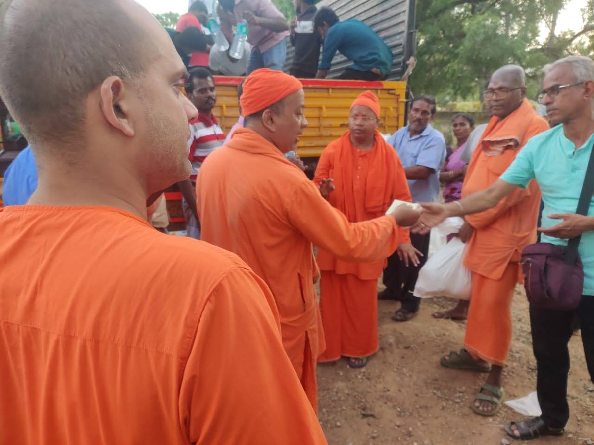 ramakrishnamath's tweet photo. On December 25, 2023, Sri Ramakrishna Math Chennai and Sri Ramakrishna Math Madurai distributed essential grocery kits to flood affected families in Perum Pada, Shastha Kovil, Tuticorin #thirunelvelifloods #TuticorinFloods #reliefactivity #chennaimath #vivekananda https://t.co/gsoEwlDcI8