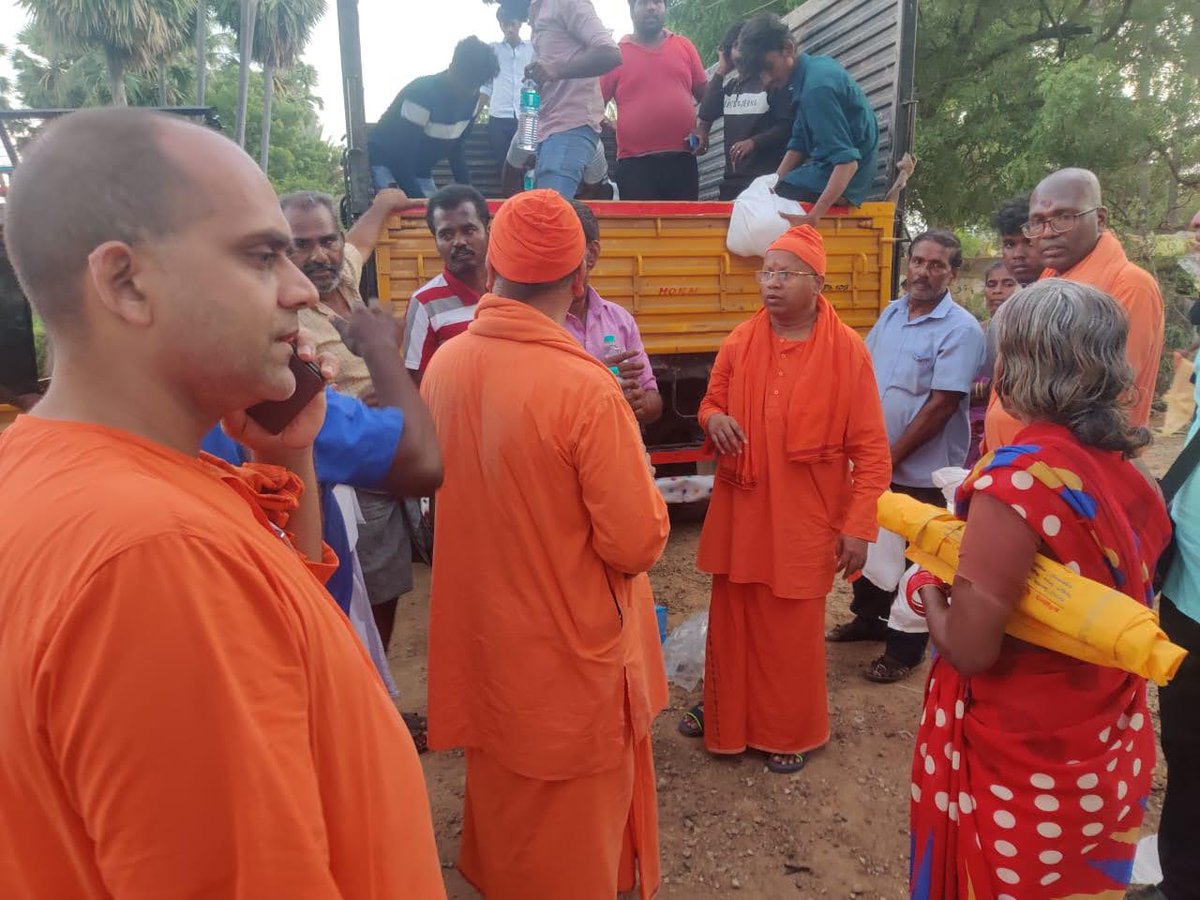 ramakrishnamath's tweet photo. On December 25, 2023, Sri Ramakrishna Math Chennai and Sri Ramakrishna Math Madurai distributed essential grocery kits to flood affected families in Perum Pada, Shastha Kovil, Tuticorin #thirunelvelifloods #TuticorinFloods #reliefactivity #chennaimath #vivekananda https://t.co/gsoEwlDcI8