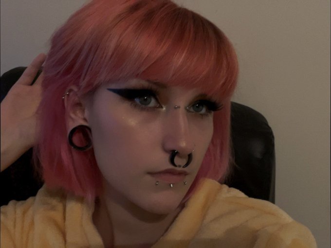 Ready to go out, just gotta change :3 https://t.co/2lZ4MaC1Ao