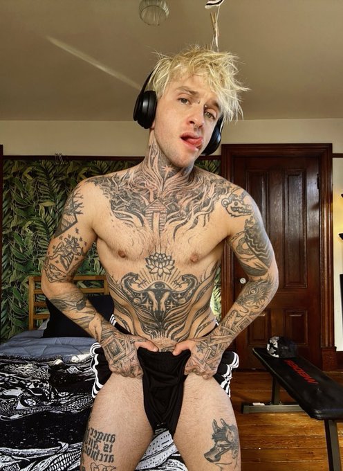 1 pic. Thanks for the Xmas headphones babe, now I can listen to you moan in my ear while we vidchat ??‍???❤️