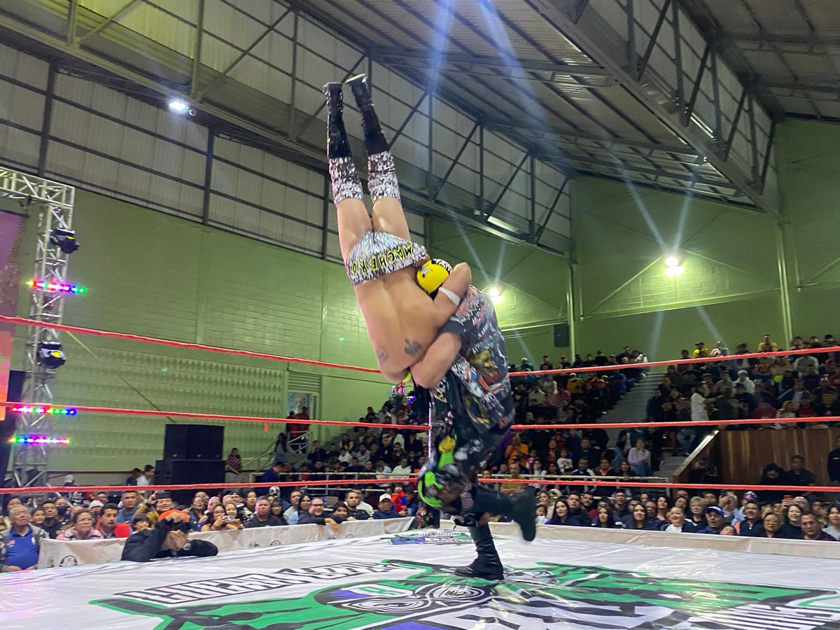 LaTijeraLucha's tweet photo. Triangular de la muerte de la navidad #RoblesPromotions desde el #DeportivoLosGaleana,es para #MedievalI al dar cuenta de #MilAlmas y de #Machero, el integrante de #LosMedievales vino de atrás después de un faul de su oponente para llevarlo con un paquetito y llevarse el triunfo. https://t.co/5HlHlZxpkh