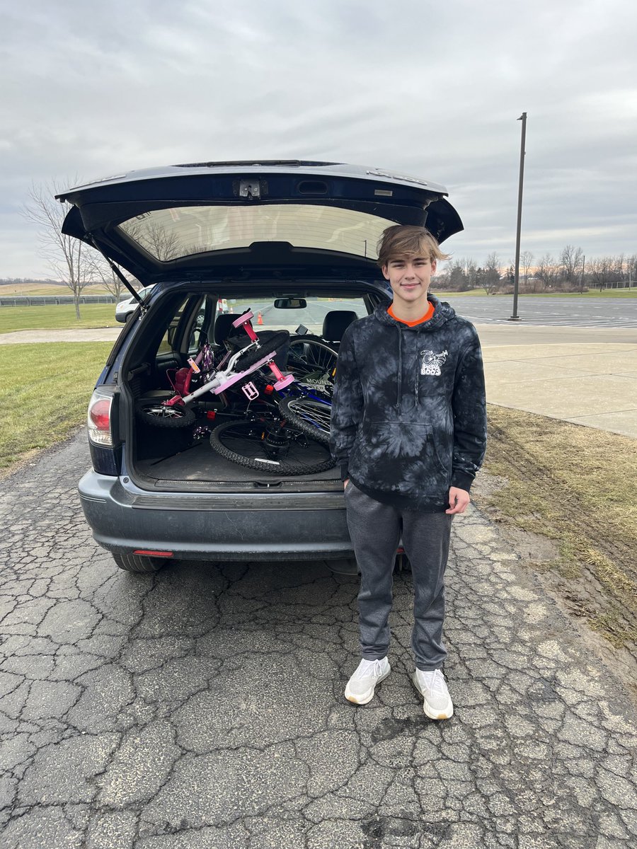 Senior, Jacob Rafferty, spearheaded the Lakewood Student Council’s project to provide gifts for a local foster family. Thanks to all who helped to make this Christmas a little brighter for these kids! ⁦<a href="/LakewoodLSD_HS/">Lakewood High School</a>⁩ ⁦<a href="/lakewoodlocalsd/">Lakewood Local Schools</a>⁩  ⁦<a href="/LWLancerBaker/">Mrs. Baker</a>⁩