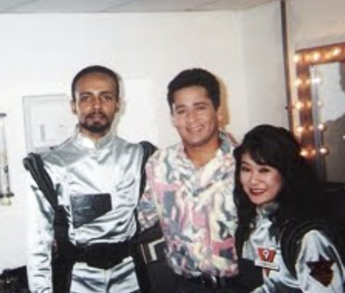 ExpressKyoudai's tweet photo. Multiverso: Cantor LEONARDO com o pessoal do Circo Show de #CYBERCOPS mil anos atrás 🤯 https://t.co/xFKUUaujql