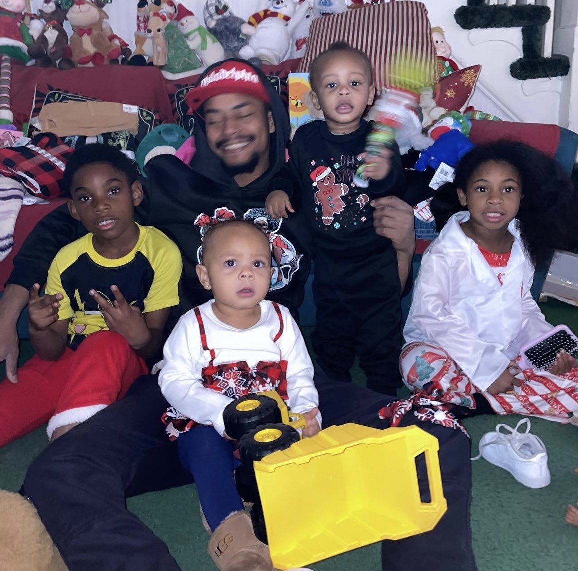 TheRealKingLB58's tweet photo. Merry Christmas 2023 https://t.co/ZEetSRiHXa