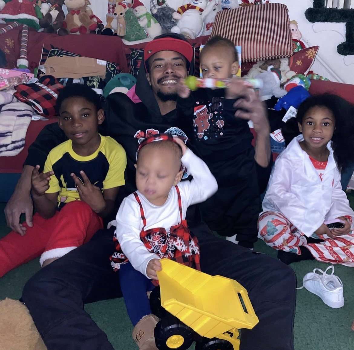 TheRealKingLB58's tweet photo. Merry Christmas 2023 https://t.co/ZEetSRiHXa
