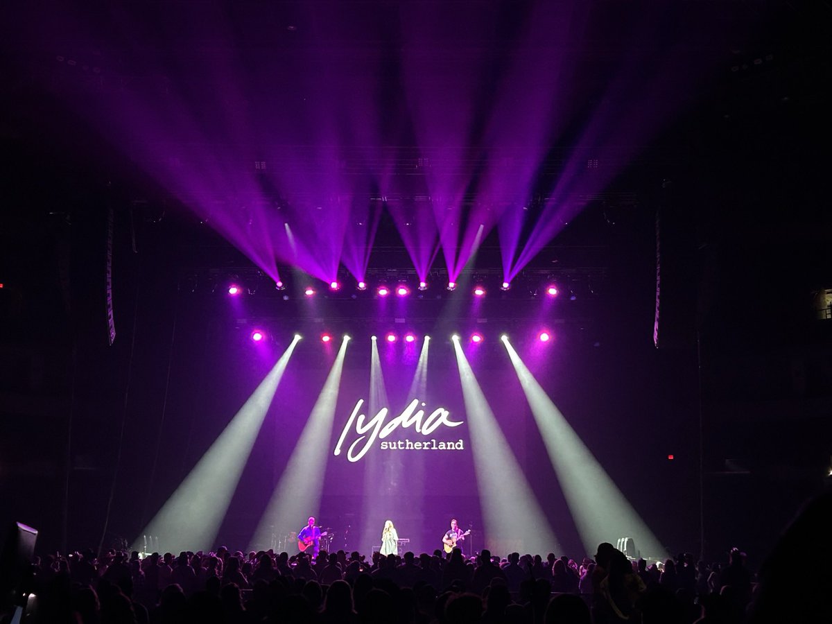 thee_scooch's tweet photo. @MALighting @CanadaLifeCtr https://t.co/blyjYu5XyY