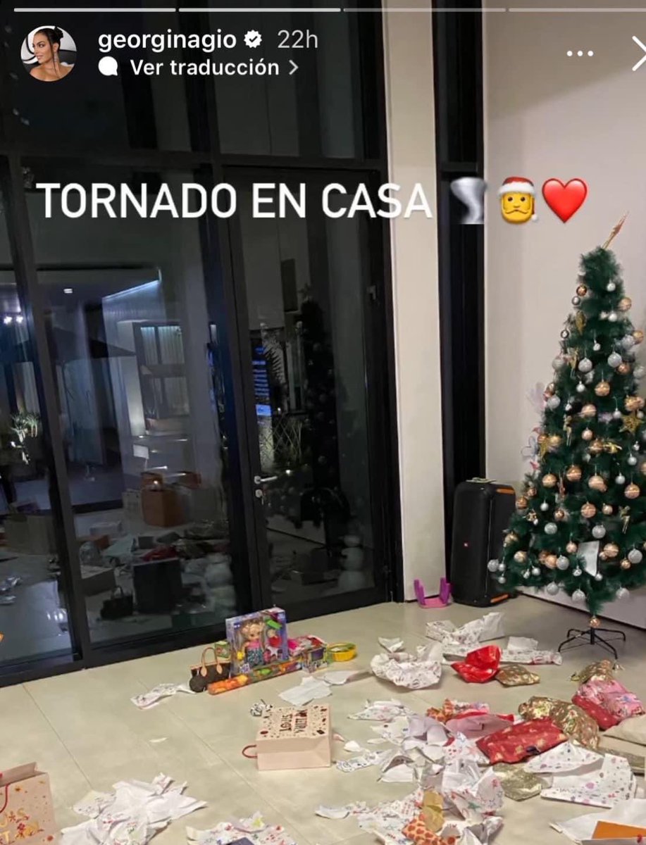 porktendencia's tweet photo. "Alexis Vega": 
Por quienes comparan su árbol de Navidad al de Cristiano Ronaldo. https://t.co/37i02k3eom