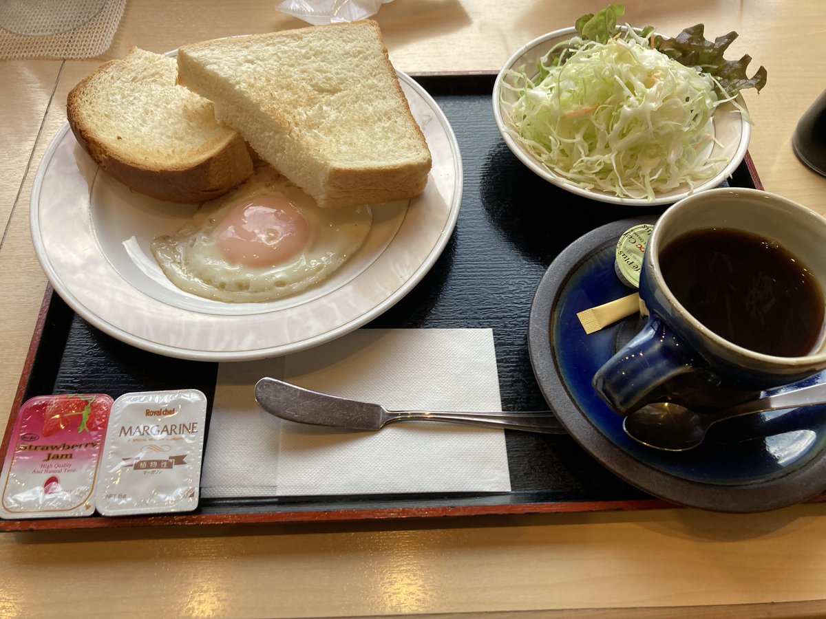 UnnanL's tweet photo. #出雲縁結び空港 夜の8時と朝の8時と間違えて飛行機のチケット取ってたと連絡してきた東京のおぼっちゃまを迎えに出雲縁結び空港。１時間半で帰って来られる島根は便利。わずかな待ち時間にアーバン朝ごはん。およそ450キロカロリー。 https://t.co/AeGJRkIL8x