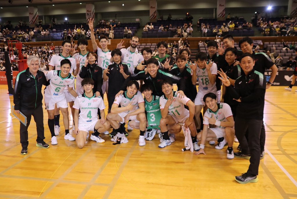 14Kumamon's tweet photo. Team Photo (JT Thunders Hiroshima)
2023/24

1st-4th

今年もたくさんの応援ありがとうございました！
来年もよろしくお願いいたします！ https://t.co/gGHtJ3vOMw