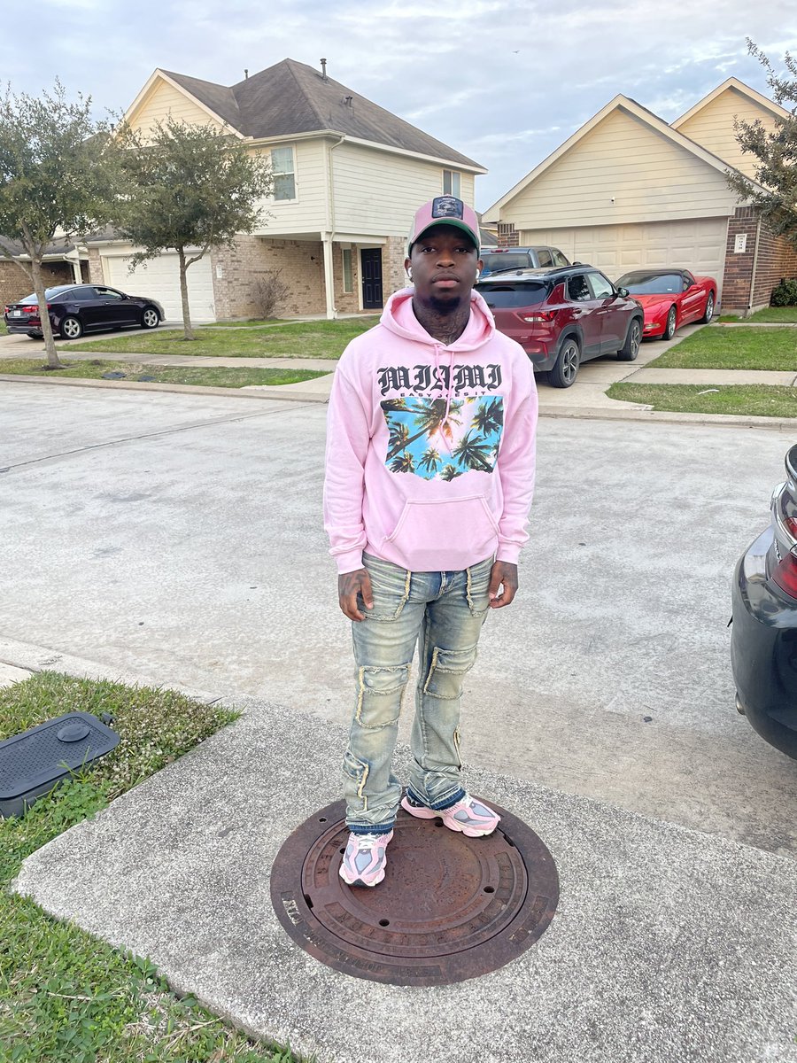 ftfceo's tweet image. this time last year i was 🔒 up , i thank God he brung me back home again 🤞🏾❤️ #FTFCEO #FREEPOPS #FTF4L