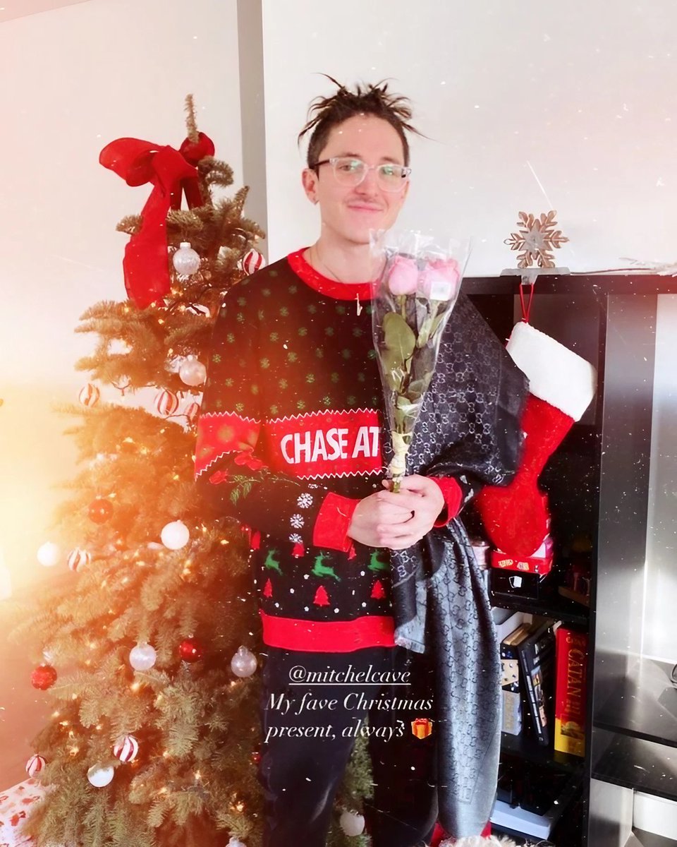 comfortmitty's tweet photo. merry christmas and happy holidays ⋆⁺₊❅🎄🩶 https://t.co/BLv57raRV8