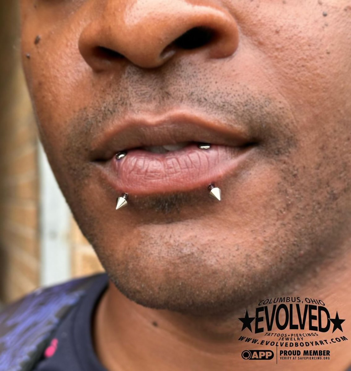 EvolvedBodyArt's tweet photo. Paired vertical lip piercings with spikes by Clair!
This is a wonderful alternative if you are concerned about traditional lip piercings hurting your teeth. https://t.co/ljkaqXyc9w