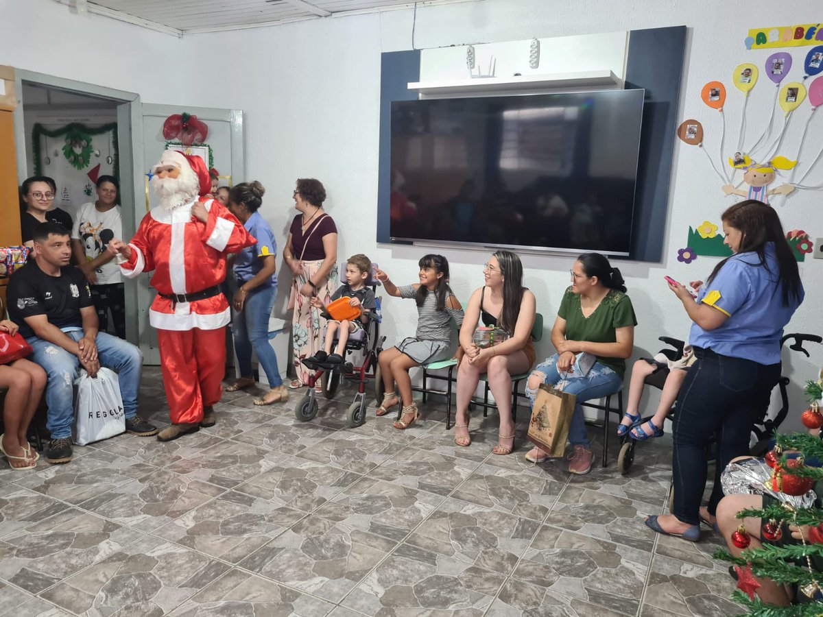 InteractBom's tweet image. O Interact comemorou o Natal há alguns dias atrás, em uma linda ação na APAE. A mensagem que queremos trazer com as fotos desse dia, é que todos nós seríamos muito mais felizes se tivéssemos o amor, a simplicidade e a luz que essas crianças têm em seu coração! ❤️ 
Feliz Natal!