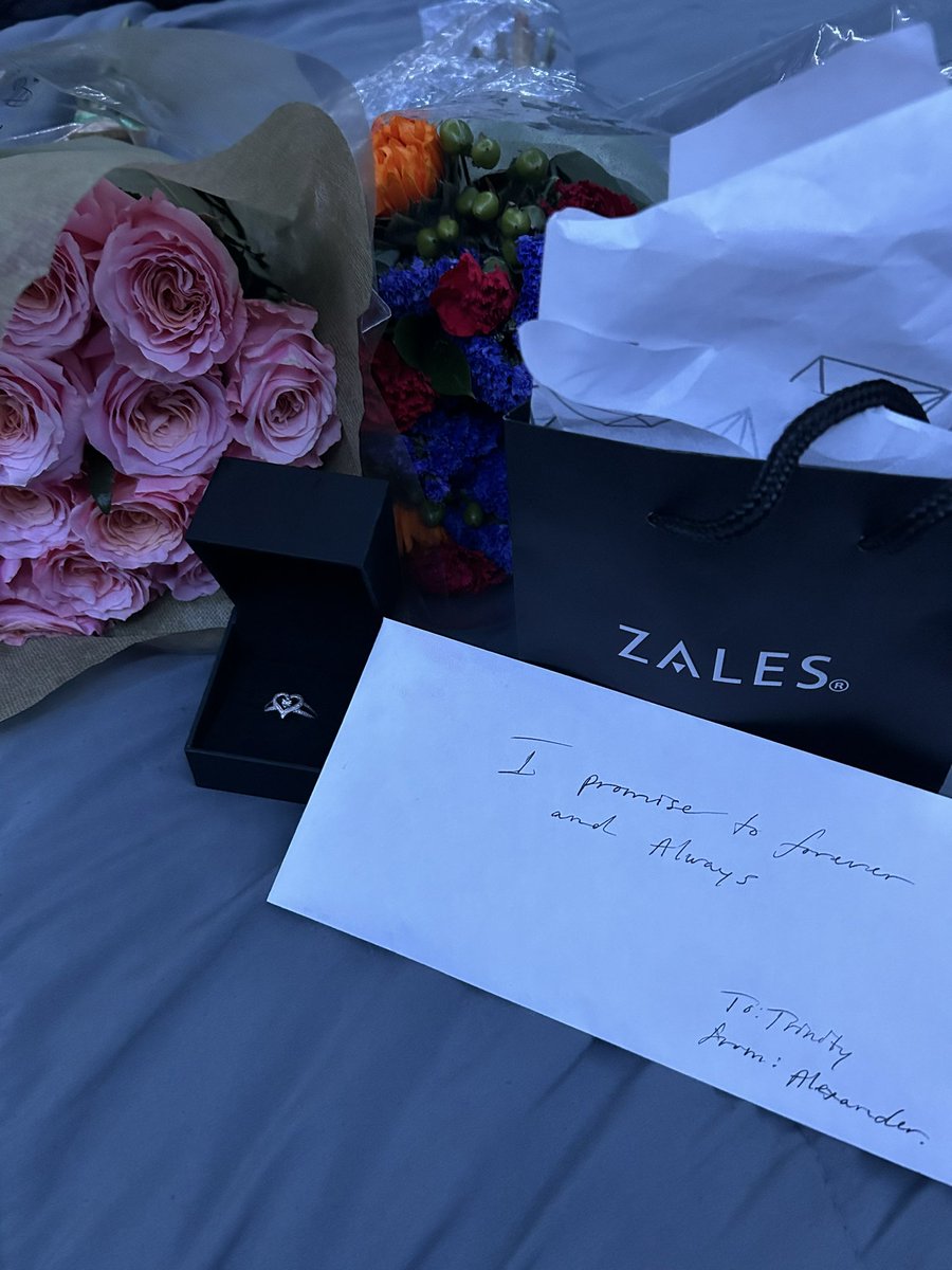 imtrinnytrin's tweet photo. my man treat me like a literal princess ❤️❤️💞💕💘❣️ https://t.co/ja3FORORTs