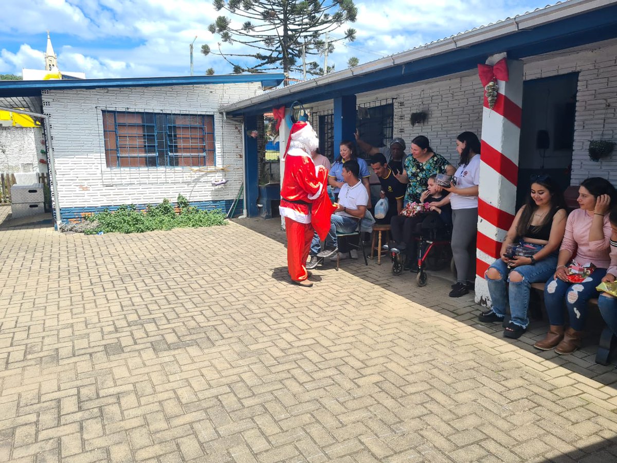 InteractBom's tweet image. O Interact comemorou o Natal há alguns dias atrás, em uma linda ação na APAE. A mensagem que queremos trazer com as fotos desse dia, é que todos nós seríamos muito mais felizes se tivéssemos o amor, a simplicidade e a luz que essas crianças têm em seu coração! ❤️ 
Feliz Natal!