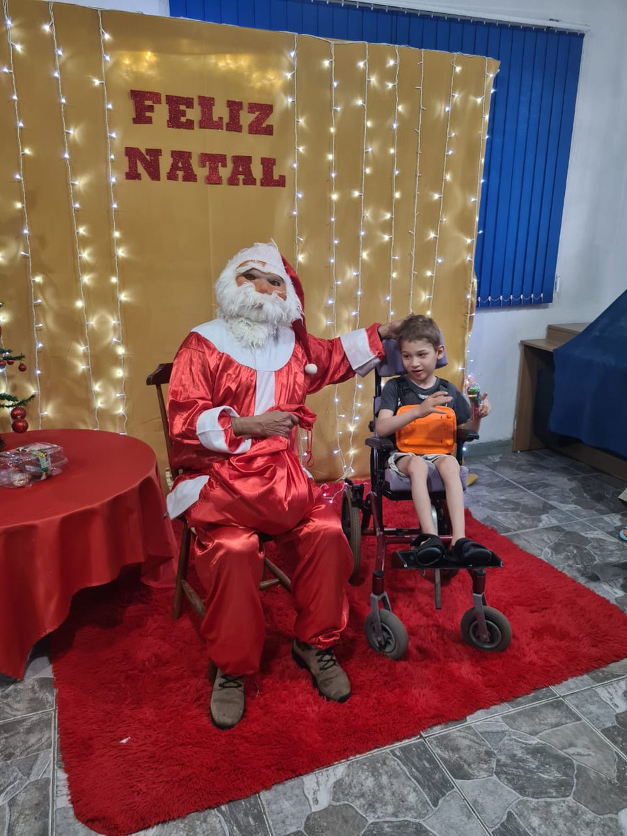 InteractBom's tweet image. O Interact comemorou o Natal há alguns dias atrás, em uma linda ação na APAE. A mensagem que queremos trazer com as fotos desse dia, é que todos nós seríamos muito mais felizes se tivéssemos o amor, a simplicidade e a luz que essas crianças têm em seu coração! ❤️ 
Feliz Natal!