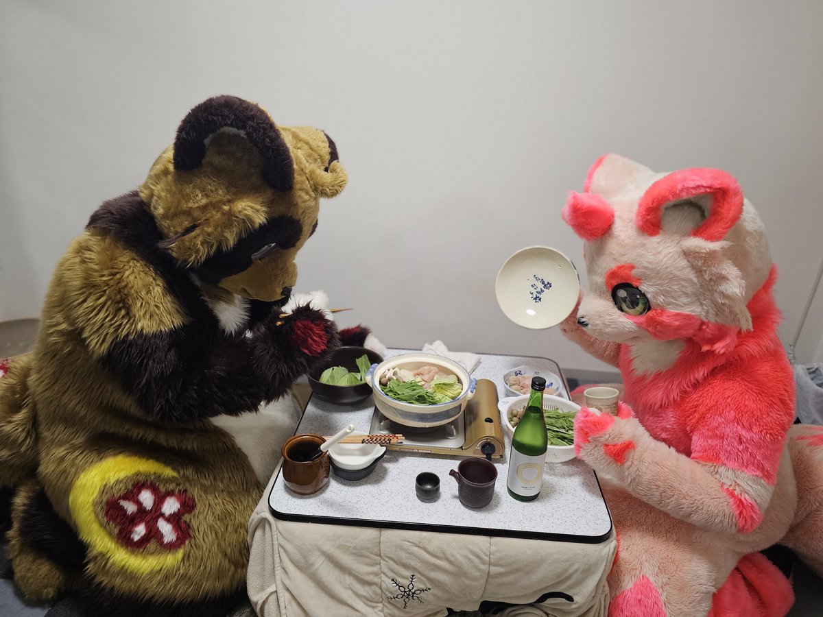 oukamau's tweet photo. この前、榛名ちゃんとお鍋したんですよ！🍲😋✨
寒くなって、お鍋美味しいですね…
今年も残り少なくなってきました、悔いなく生活しないとですね！！ https://t.co/h5rAGiJNe0