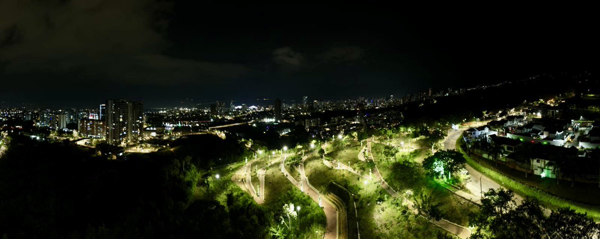 Hace 1️⃣ año abrimos el grandioso Parque 🍃Bosque Lagos del Cacique🌿; este año por primera vez el brillo de la navidad✨🎄 lo resalta aún más como ese rinconcito altamente biodiverso🌱dentro de la Comuna 16.😍