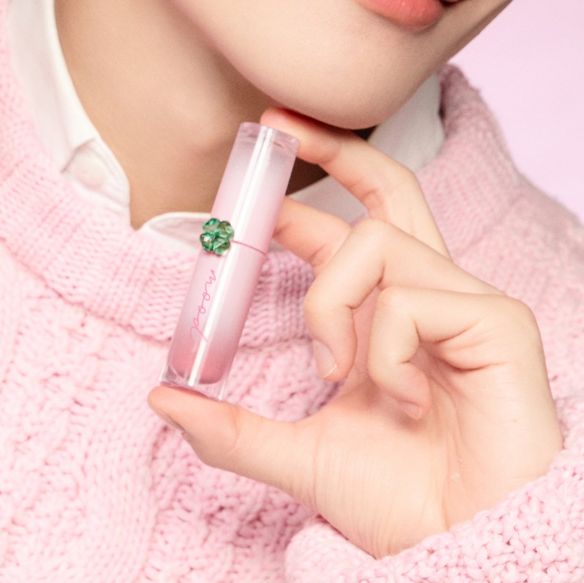 반응이 핫해서 못 참겠다…! 🔥

저 토끼같은 입꼬리와
말랑한 강쥐의 섬섬옥수 투척

이제 곧 새해를 맞아 소원이 있다면
저 잉무글이 되고싶어.

|―⌒)   💗🍀
|ω•๑)
|⊂ /
| ∪

#페리에게사부작