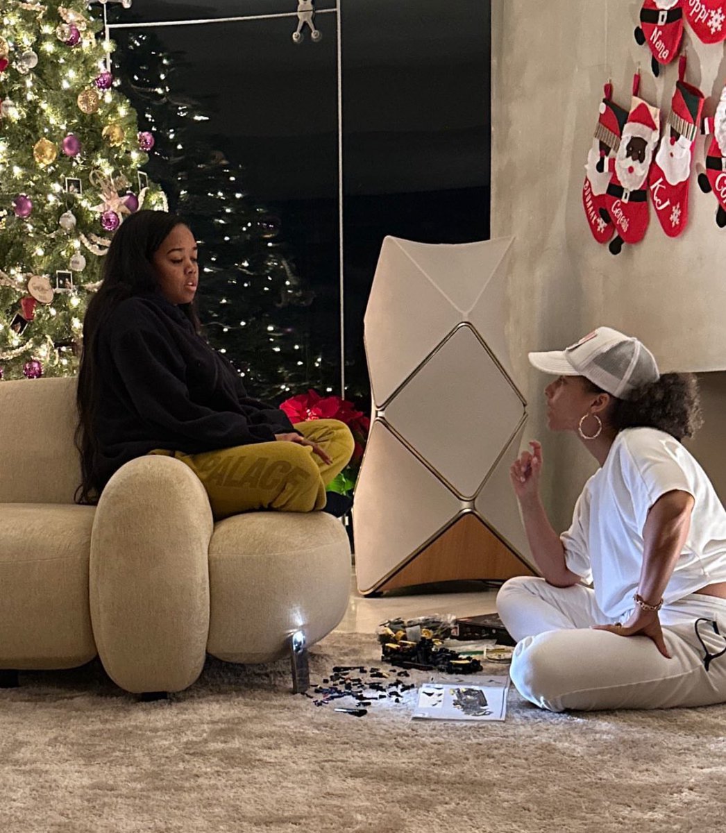 AliciaKeysDaiIy's tweet photo. Alicia Keys with H.E.R. for Christmas 💚 https://t.co/fXjM6H2Qf8