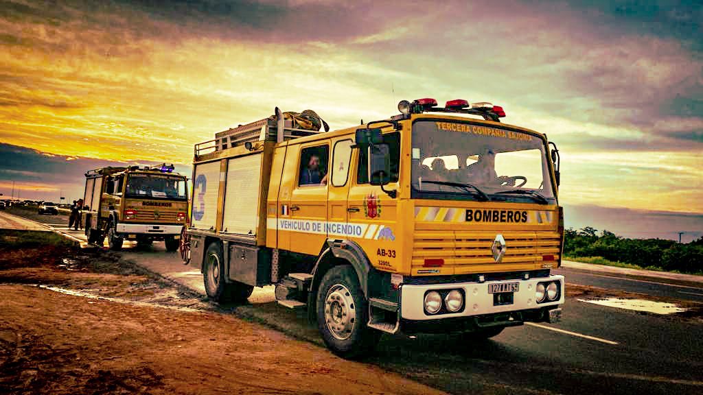 BomberosK3's tweet photo. 🎅🏻𝗚𝗨𝗔𝗥𝗗𝗜𝗔 𝗡𝗔𝗩𝗜𝗗𝗔𝗗🚨

 👉Ante una emergencia llama al 132 o al 021-480.000🚨
#NavidadK3 #TercerinosK3 #VidaporVidas https://t.co/Do2ZDWCajb