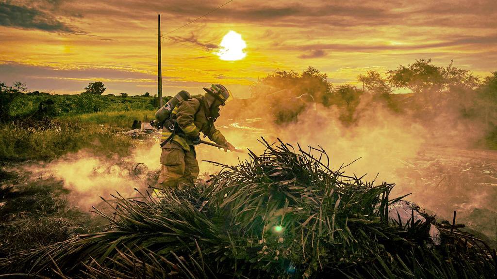 BomberosK3's tweet photo. 🎅🏻𝗚𝗨𝗔𝗥𝗗𝗜𝗔 𝗡𝗔𝗩𝗜𝗗𝗔𝗗🚨

 👉Ante una emergencia llama al 132 o al 021-480.000🚨
#NavidadK3 #TercerinosK3 #VidaporVidas https://t.co/Do2ZDWCajb