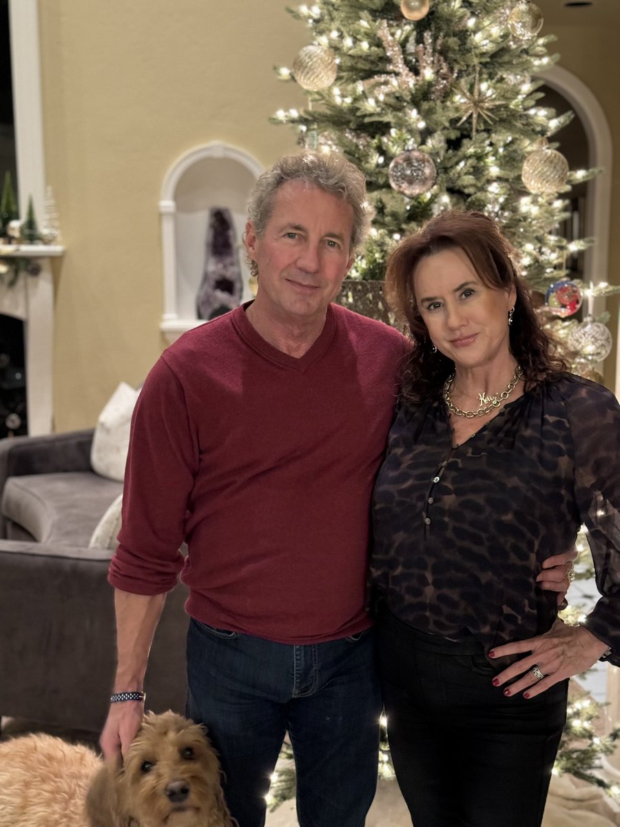CPAKent's tweet photo. Merry Christmas from JK Asset Management World Headquarters (our house)!  On my right is Scarlett; Chief of Security.  And on my left is Kerry; household President &amp; CEO. 
All the best for the new year! https://t.co/XTSCrZqmOO