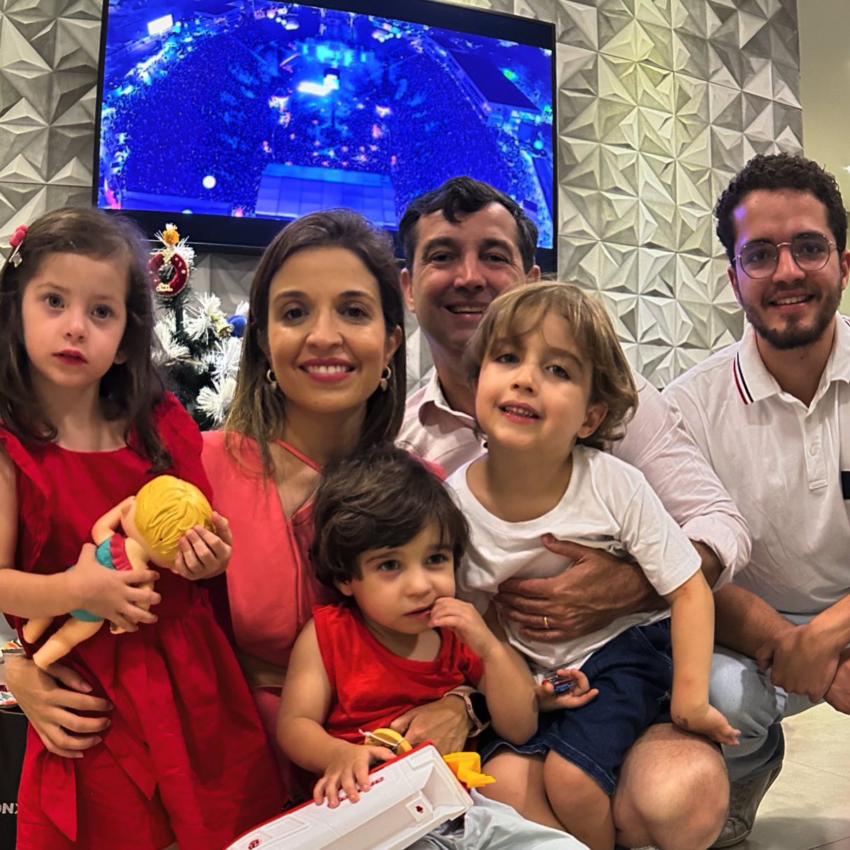 SandrinhoLoopin's tweet photo. Que neste Natal, a esperança se renove em nossos corações, assim como a mensagem de Jesus nos recorda: o amor ao próximo, a compaixão e a paz. Que possamos trilhar o caminho da renovação, cultivando a fé e espalhando o bem por onde passarmos. Feliz Natal! 🎄❤️ https://t.co/rFfjPrs7CK