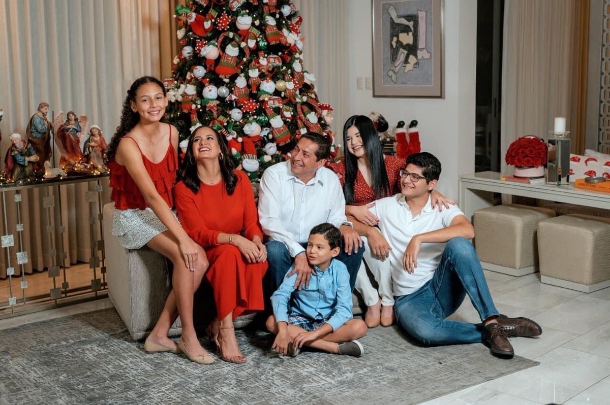 TROYA_Marco's tweet photo. Nuestro hogar es el lugar donde nos recargamos con la energía necesaria para luchar por nuestros sueños. Felices fiestas y un próspero año 2024.
Les deseo lo mejor, su amigo #PalabraDeGallero!
#MarcoTROYA https://t.co/Oc9NpSOJzY
