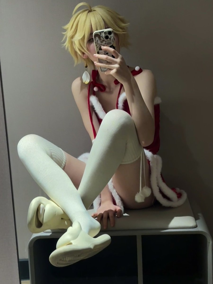 Vanessa12271003's tweet image. 虽然圣诞已经过了但是还有两张..🥺