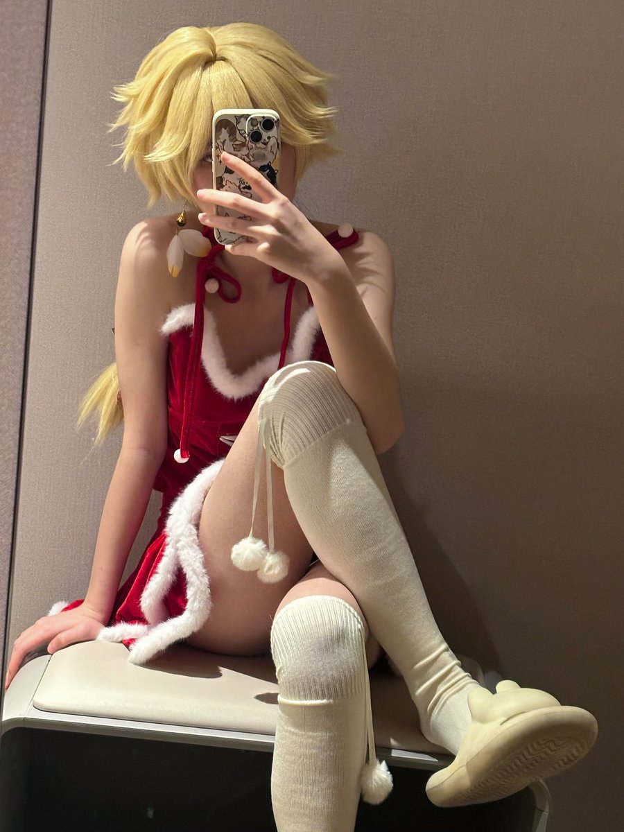 Vanessa12271003's tweet image. 虽然圣诞已经过了但是还有两张..🥺