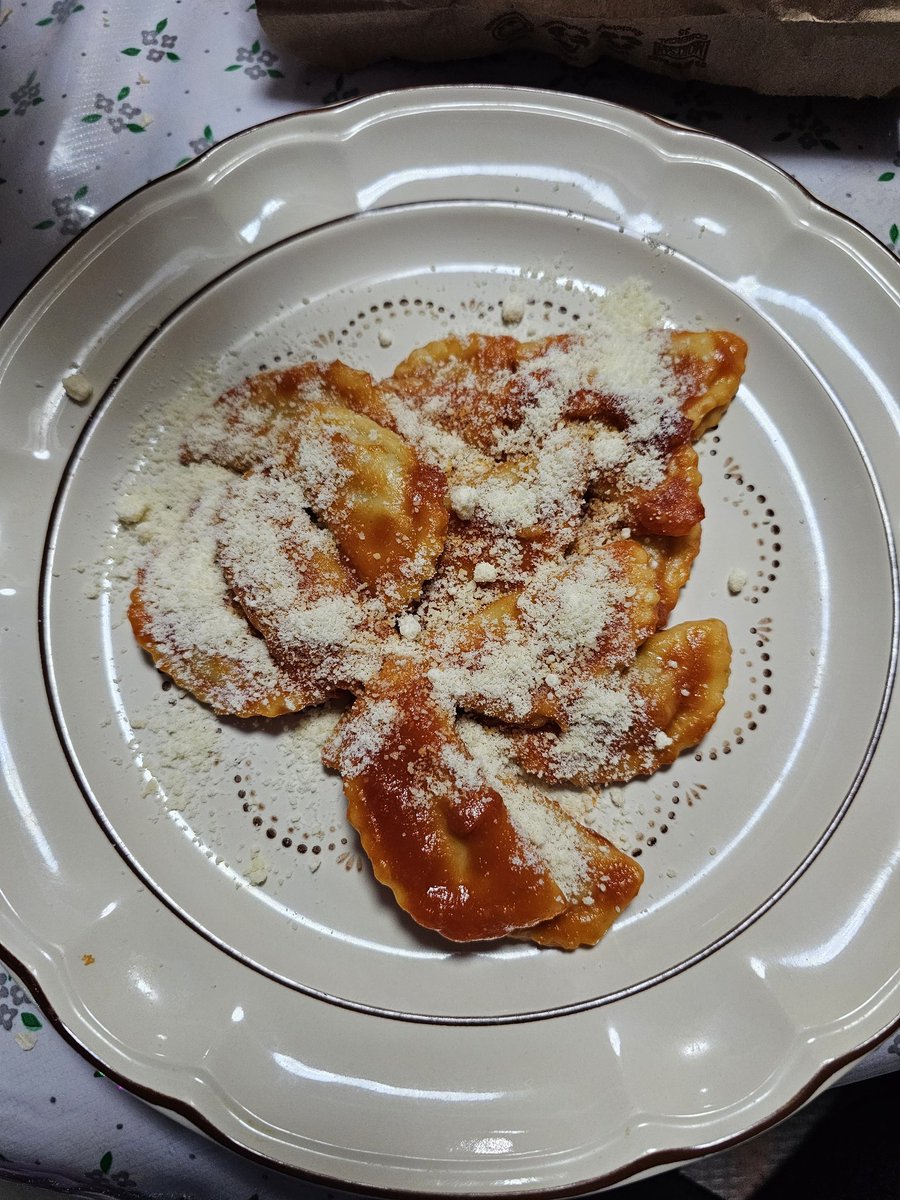 ElDanyBoss's tweet photo. Ravioli, Ravioli, dame la formuoli 🤤
¿Qué cenaron ayer y comieron de recalentado #PlayFans? https://t.co/fPQRcDn93O