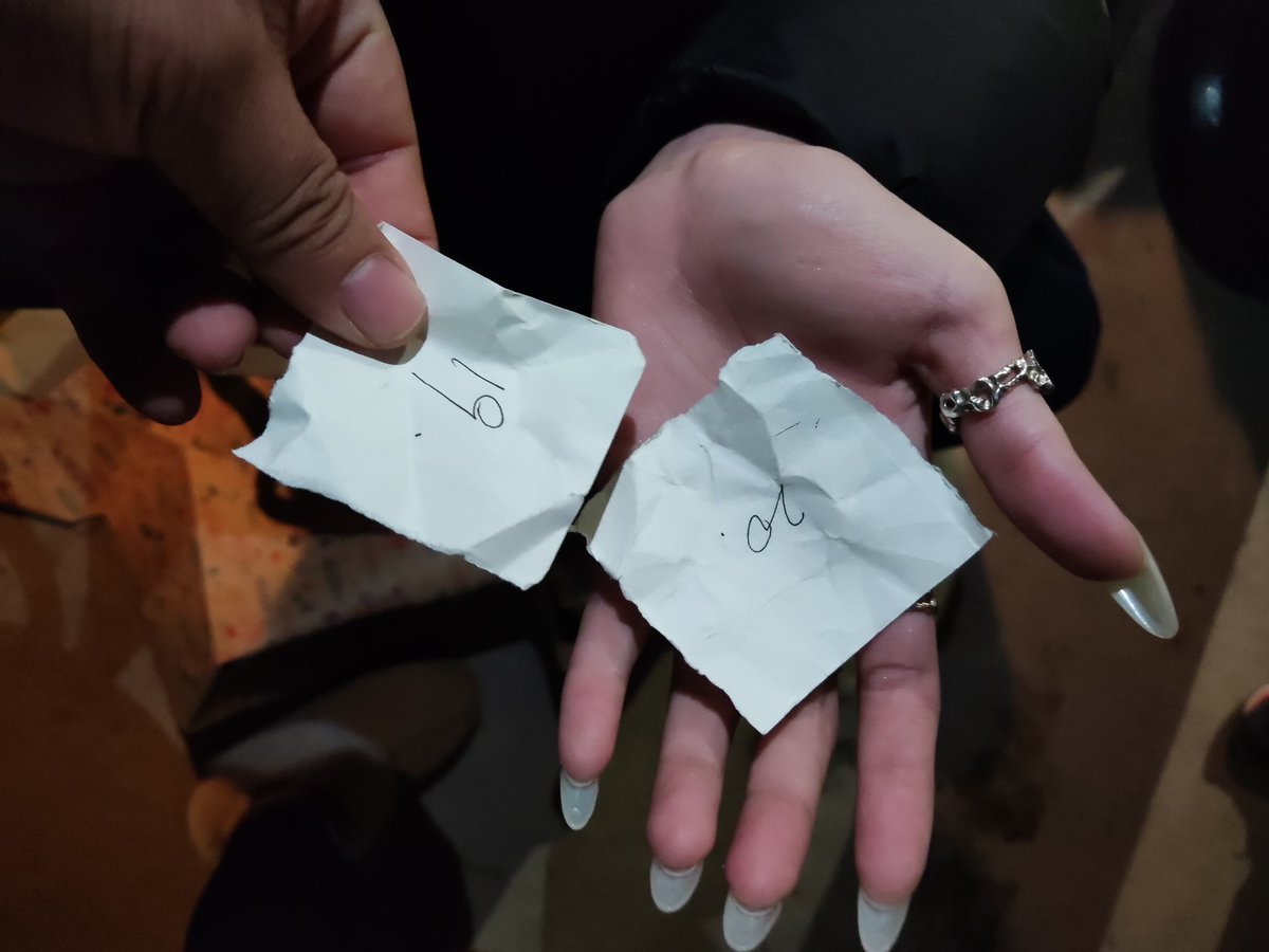 圣诞节换礼物，我是19号，NANA是20号，我短暂的拥有了 @WANIMAL912 的神作杯子，一分钟后被 @A_wild_boar_ 换走了，耿耿于怀
哭死😭 https://t.co/Z0ZBTEzuX9