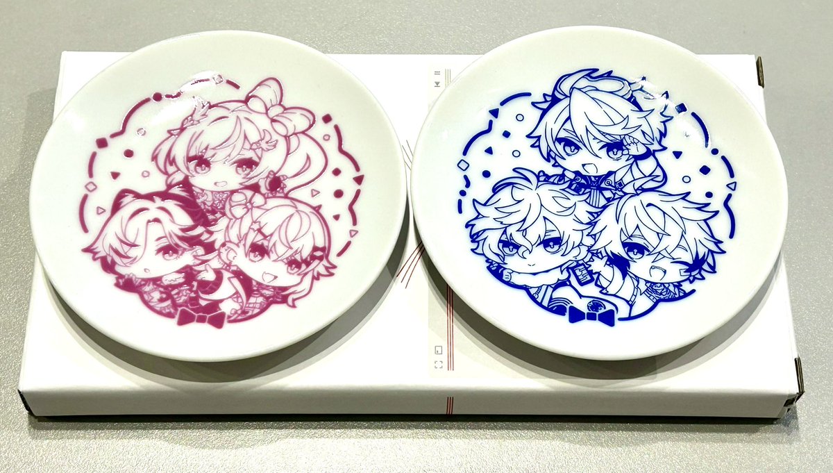 エニカラからお歳暮届いた〜！今年は豆皿だ！ 右がウェン、カゲツ