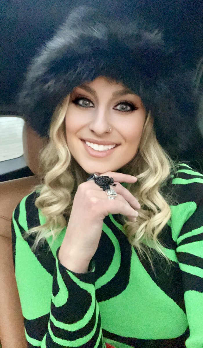 dudeitsice's tweet image. Sleighin’ my way to the cheese tray! Merry Xmas, my #ICEcubes. 🧊♥️🫶🏼🎅🏼