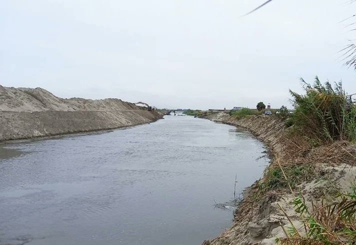 #ÁNCASH: ¡SEGUIMOS AVANZANDO! Maquinaria pesada continúa con los trabajos de limpieza y descolmatación en la zona baja del río #Lacramarca, correspondiente a los puntos críticos 22, 23, 24 y 26, con el objetivo de reducir el impacto del fenómeno El Niño Global .🚫