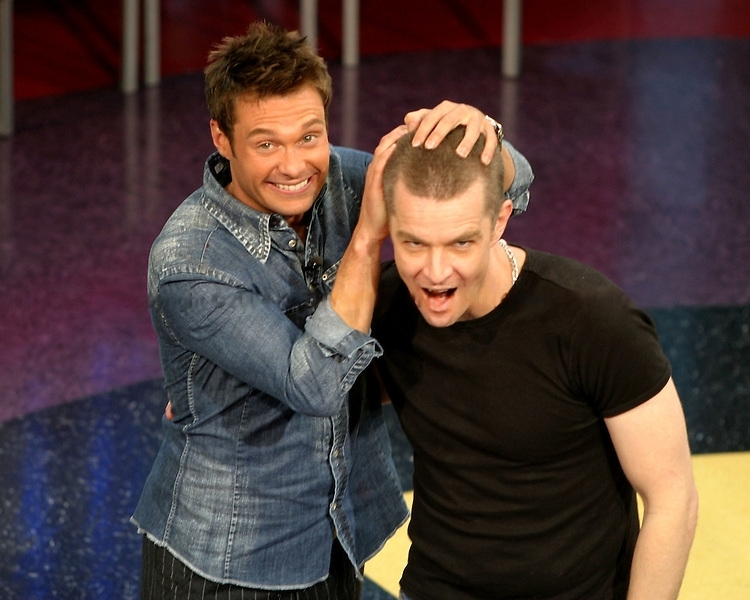 jamie_marsters's tweet photo. Pic of the Day: James Marsters & Ryan Seacrest excitedly (!) showing off James' newly shorn hair 2004
@JamesMarstersOf @RyanSeacrest #JamesMarsters #RyanSeacrest #OkButWhyDoesRyanLookLikeAKidAtChristmas #HesSOOOExcited #ItsAdorable #JamesBeingAll #LookHowBadassIAm #RyanIsSquee https://t.co/EIVgfht9Qm