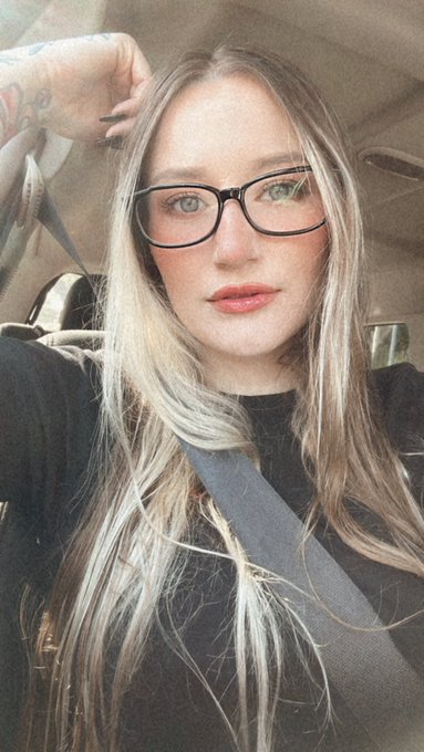 I spent 15 minutes in the car taking selfies on top of the 2 hours i was late getting to my moms this