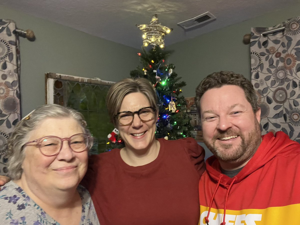 brittdetienne's tweet photo. Here’s hoping your holiday weekend has been filled with joy, great food and meaningful memories. From all of us at DeTienne Manor, Merry Christmas! 🎄 https://t.co/cPh1H09WLo