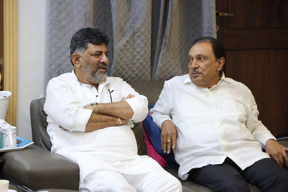 Priyakrishna_K's tweet photo. ಉಪ ಮುಖ್ಯಮಂತ್ರಿಗಳಾದ ಶ್ರೀ @DKShivakumar  ಅವರು ಇಂದು ನಮ್ಮ ನಿವಾಸಕ್ಕೆ ಭೇಟಿ ನೀಡಿದರು ಹಾಗೂ ಅವರೊಂದಿಗೆ ಪ್ರಸ್ತುತ ವಿಷಯಗಳ ಬಗ್ಗೆ ಚರ್ಚಿಸಲಾಯಿತು.

#mkrishnappa #PriyaKrishna #pradeepkrishnappa Indian National Congress - Karnataka https://t.co/MtyUzUGabZ