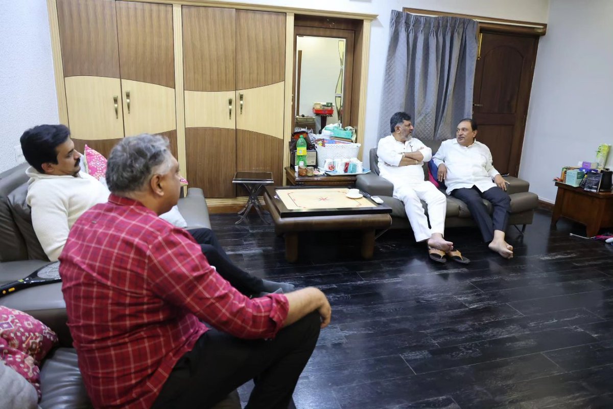 Priyakrishna_K's tweet photo. ಉಪ ಮುಖ್ಯಮಂತ್ರಿಗಳಾದ ಶ್ರೀ @DKShivakumar  ಅವರು ಇಂದು ನಮ್ಮ ನಿವಾಸಕ್ಕೆ ಭೇಟಿ ನೀಡಿದರು ಹಾಗೂ ಅವರೊಂದಿಗೆ ಪ್ರಸ್ತುತ ವಿಷಯಗಳ ಬಗ್ಗೆ ಚರ್ಚಿಸಲಾಯಿತು.

#mkrishnappa #PriyaKrishna #pradeepkrishnappa Indian National Congress - Karnataka https://t.co/MtyUzUGabZ