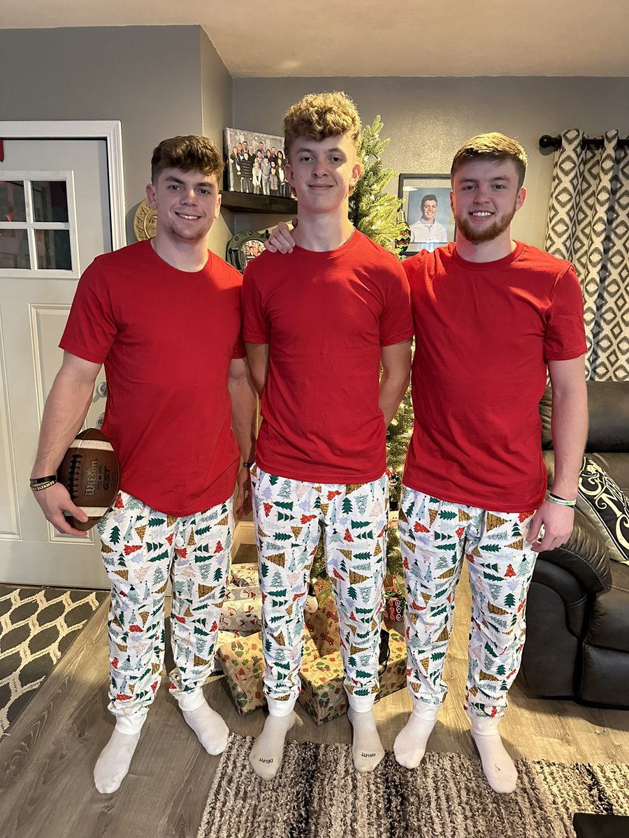 kdejean's tweet photo. Christmas 2023 🎅🏻🎄= success ❤️ loved having all the boys together even if it was for a short time!!! @cdejean23 @bdejean2313 @Jaxxdejean35 https://t.co/humNMdE9vw