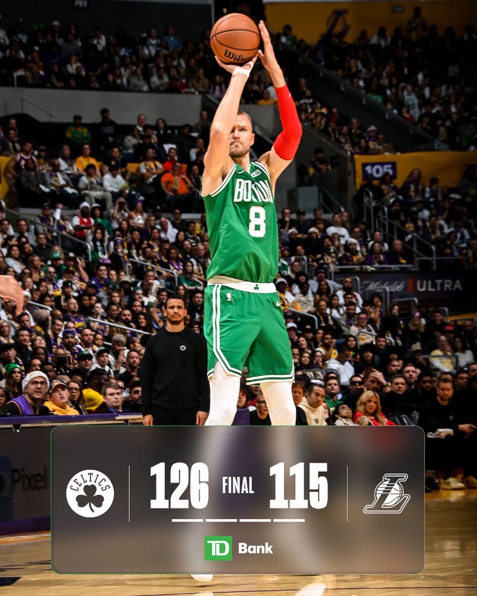 CelticsNationIt's tweet photo. #rs #NBA #Celtics #Lakers #game29
Lakers 115 Celtics 126
Reaction di @VENEFICO
La partita di natale dei nostri sogni si conclude con una brillante vittoria dei #Celtics che, pur senza brillare, dispongono dei lacustri in maniera abbastanza agevole. Inizia forte la squadra di #Mazzulla che trascinata da Brown si porta velocemente in doppia cifra di vantaggio. Arrivano anche a +18 i biancoverdi ma la reazione dei gialloviola non si fa attendere che con un doppio parziale di 9 a zero si portano al riposo sotto di una sola lunghezza (58 a 57) grazie a un Anthony Davis versione extralusso. Nell'intervallo Brown è in dubbio dopo aver ricevuto una ginocchiata nella schiena dal numero 23 in maglia gialla. Un po' appannato Tatum nella prima frazione, mentre molto bene White, #Pritchard e il lettone.
Il secondo tempo parte in discreto equilibrio ma Porzingis decide che è ora di mettere la freccia e, coadiuvato da un White in ripresa, rimette i rivali di sempre a distanza di sicurezza. I padroni di casa restano in partita grazie alle % da tre di un Prince che pare non poter sbagliare mai. L'ultimo quarto è un dominio Celtics che girano due viti anche in difesa rendendo la vita difficile a #LeBron e compagni ogni qual volta provino ad avvicinarsi al canestro custodito da Zinger. White è sempre più decisivo e, mentre Tatum macina punti dalla lunetta, Holiday e Brown fanno un lavoro da bravi scudieri. Ci prova Reeves a dar vita alle ultime speranze di Davis e compagni ma è troppo tardi. Si conclude così, per i Celtics, un tour a Ovest quasi perfetto, sporcato solamente dalla sconfitta in quel di San Francisco. Si torna a Boston per un btb sulla carta decisamente agevole contro Detroit e Toronto per poi partire per un mini tour a Ovest tra San Antonio e OKC. Queste partite saranno utili per allungare maggiormente sugli inseguitori a Est.
