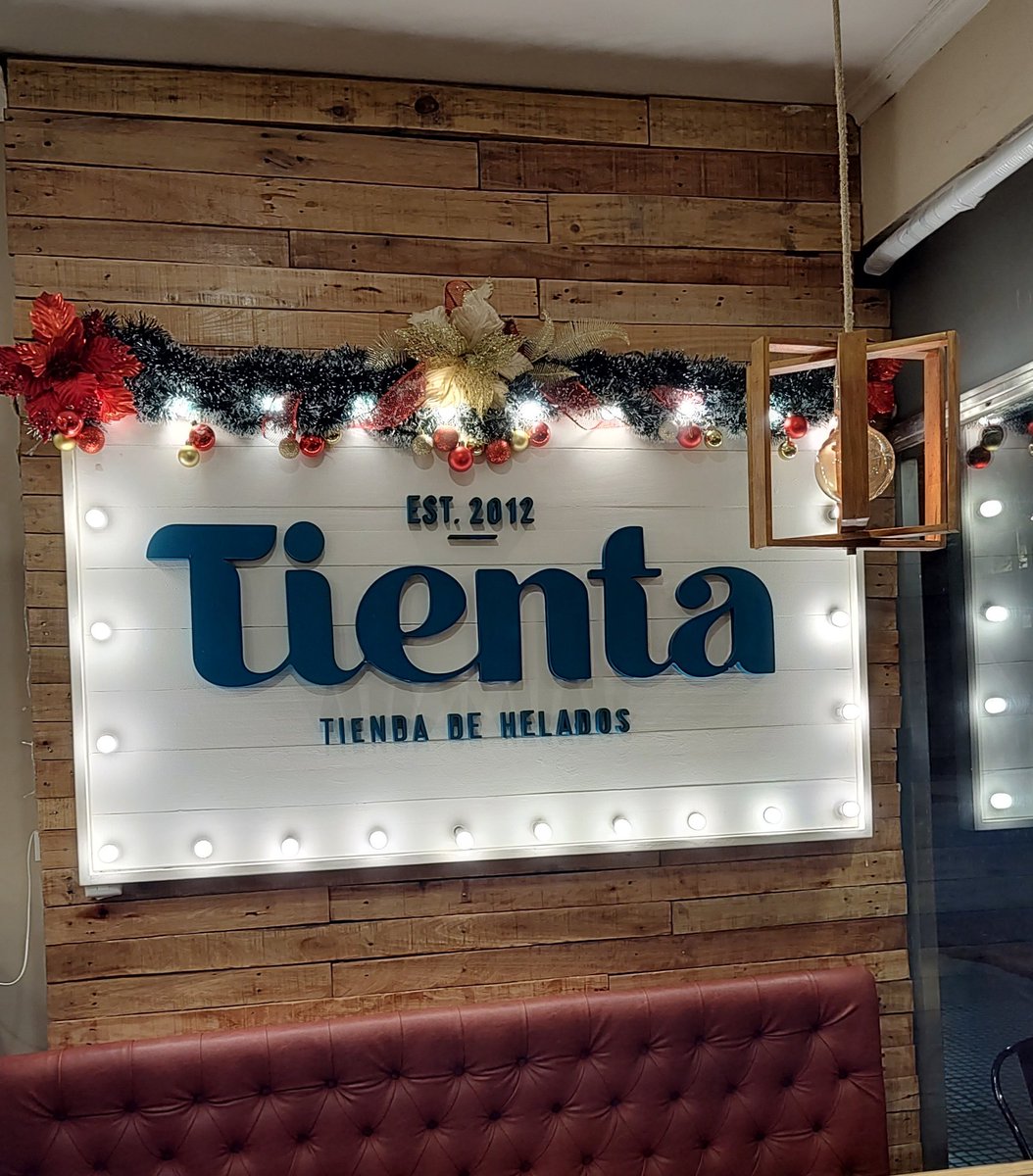 rosaescayola's tweet photo. ¡Cerrando la Navidad! #Tienta #Helados https://t.co/N9r0pIjRdo